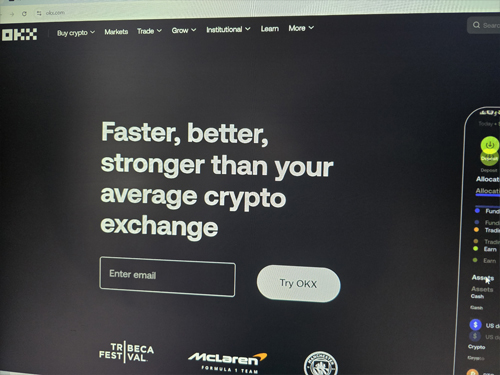 OKX 거래소 회원가입 메인 페이지, 이메일 입력 창과 Try OKX 버튼 표시